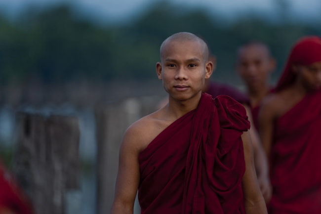 Ritratto di un monaco buddista in esterni