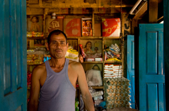 Uomo all'interno del suo negozio in Nepal