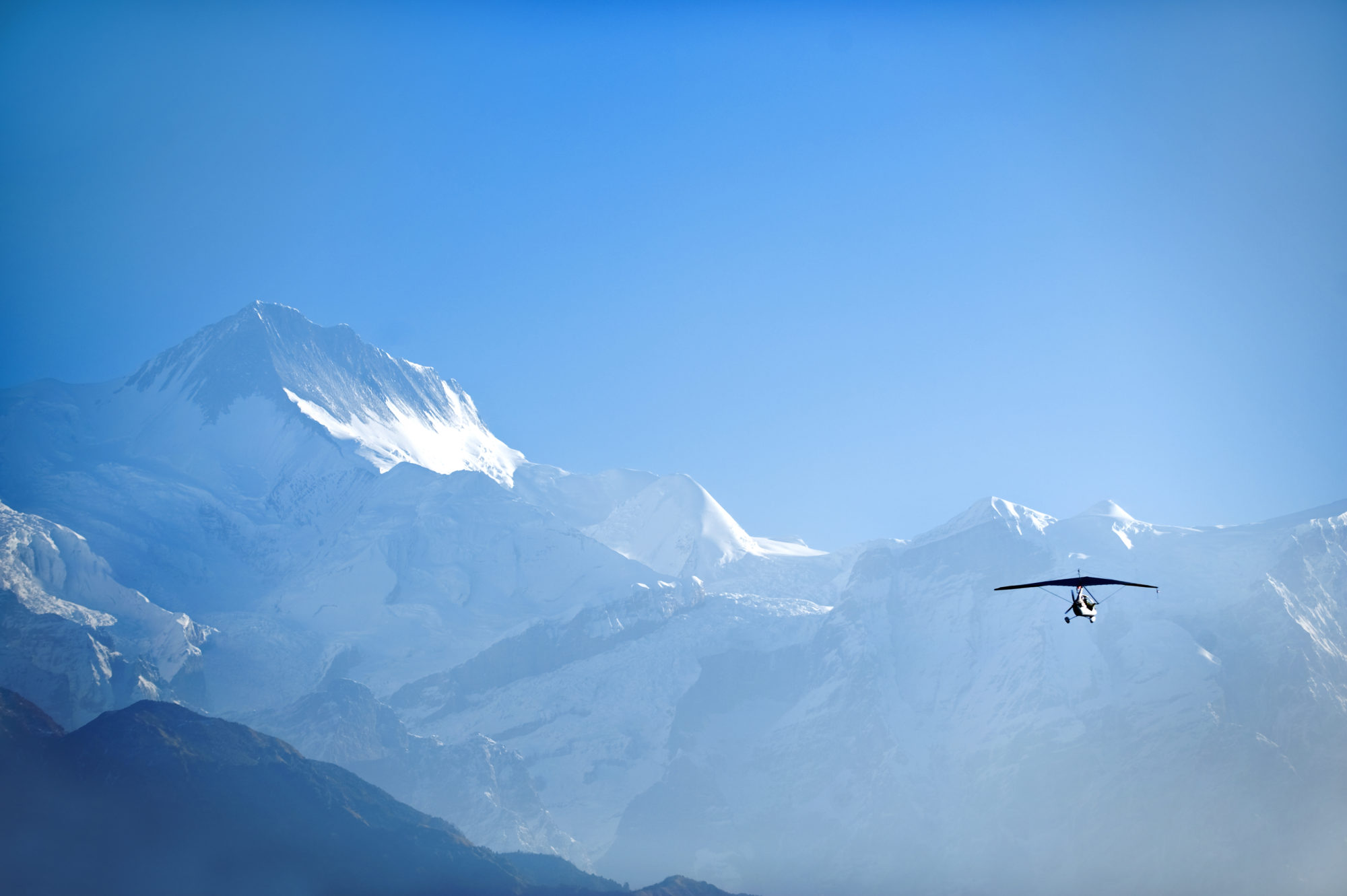Foto di Deltaplano che vola nella catena dell’Annapurna