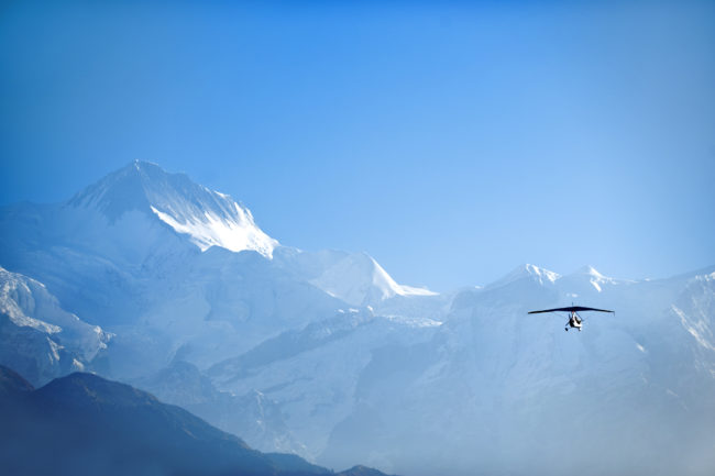 Deltaplano che vola nella catena dell’Annapurna