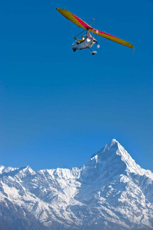 Deltaplano che vola nella catena dell'Annapurna