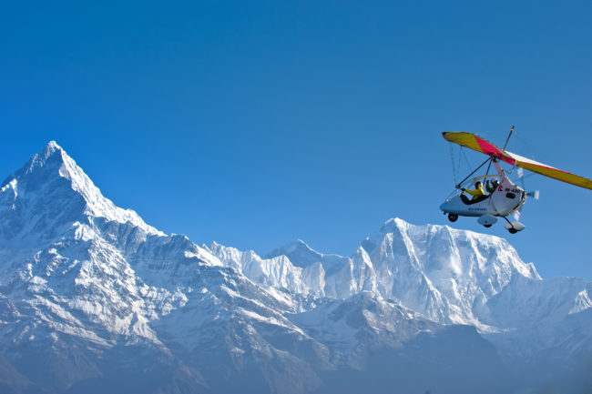 Deltaplano che vola nella catena dell' Annapurna