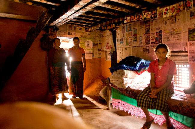 Famiglia nella sua abitazione alle pendici di Annapurna