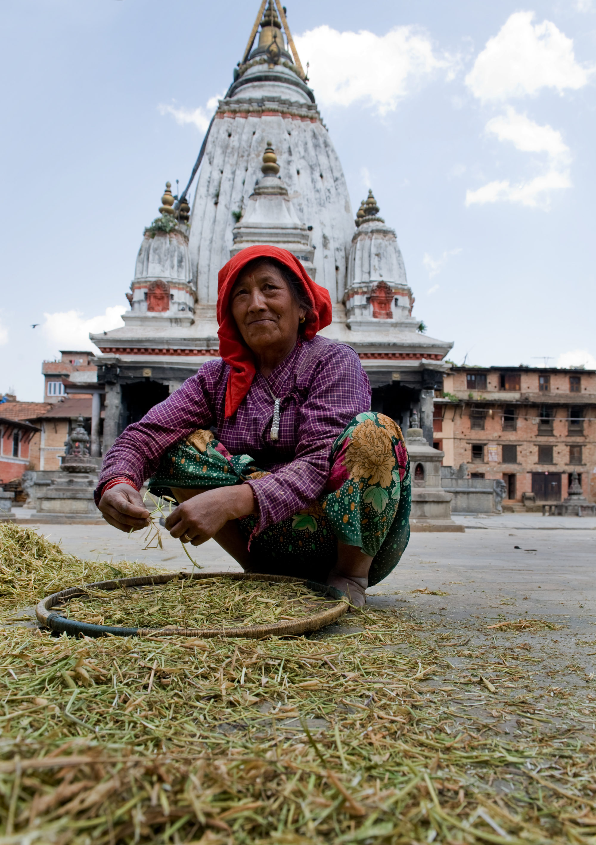 Foto di Donna al lavoro in una piazza di Bhaktapur