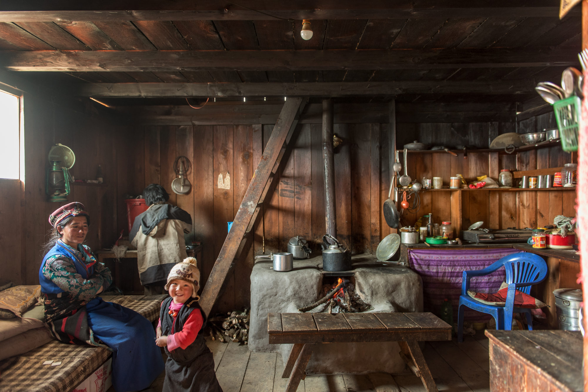 Foto di Famiglia all’interno di una guest house a Nagthali