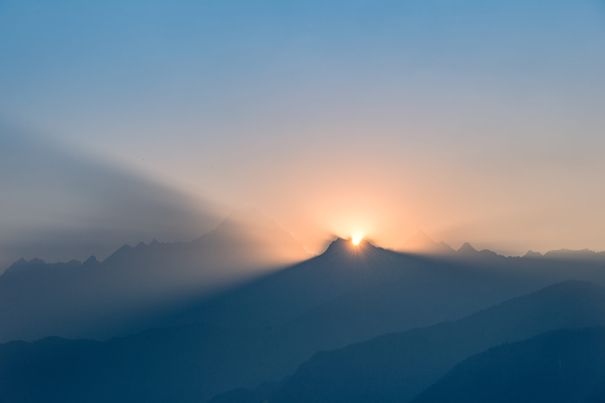 Foto di Il sole sorge dietro al Langtang