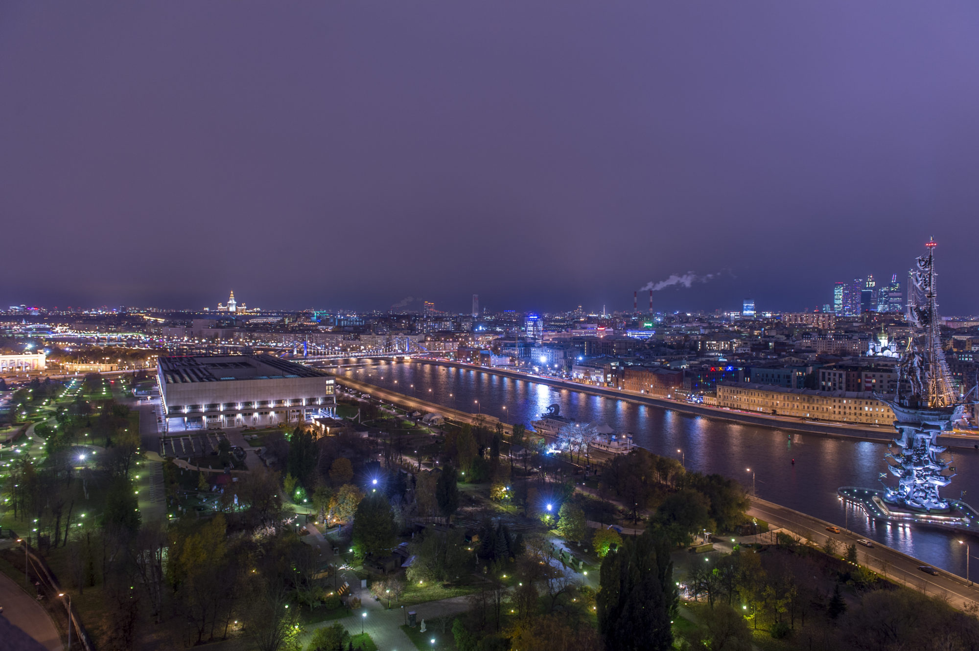 Foto di Veduta della città di Mosca di notte con fiume e parco