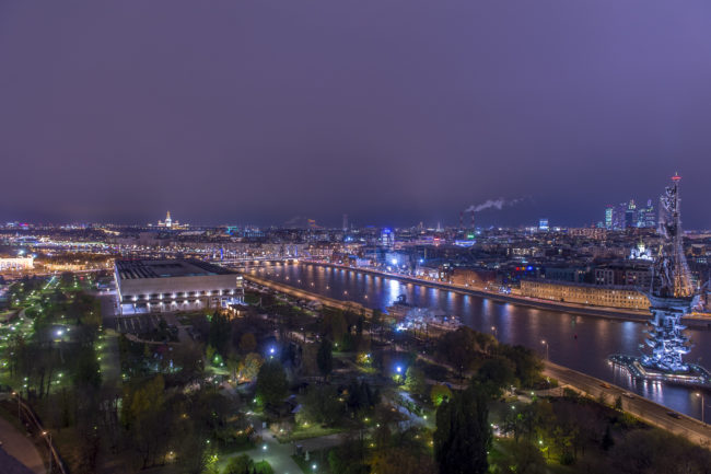 Veduta della città di Mosca di notte con fiume e parco