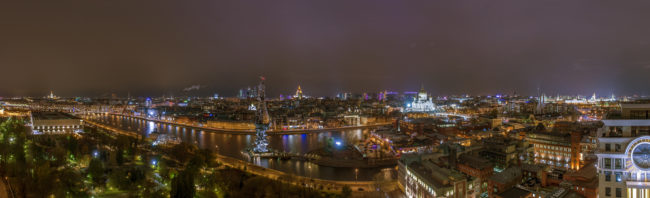 Veduta panoramica della città di Mosca di notte con fiume e parco