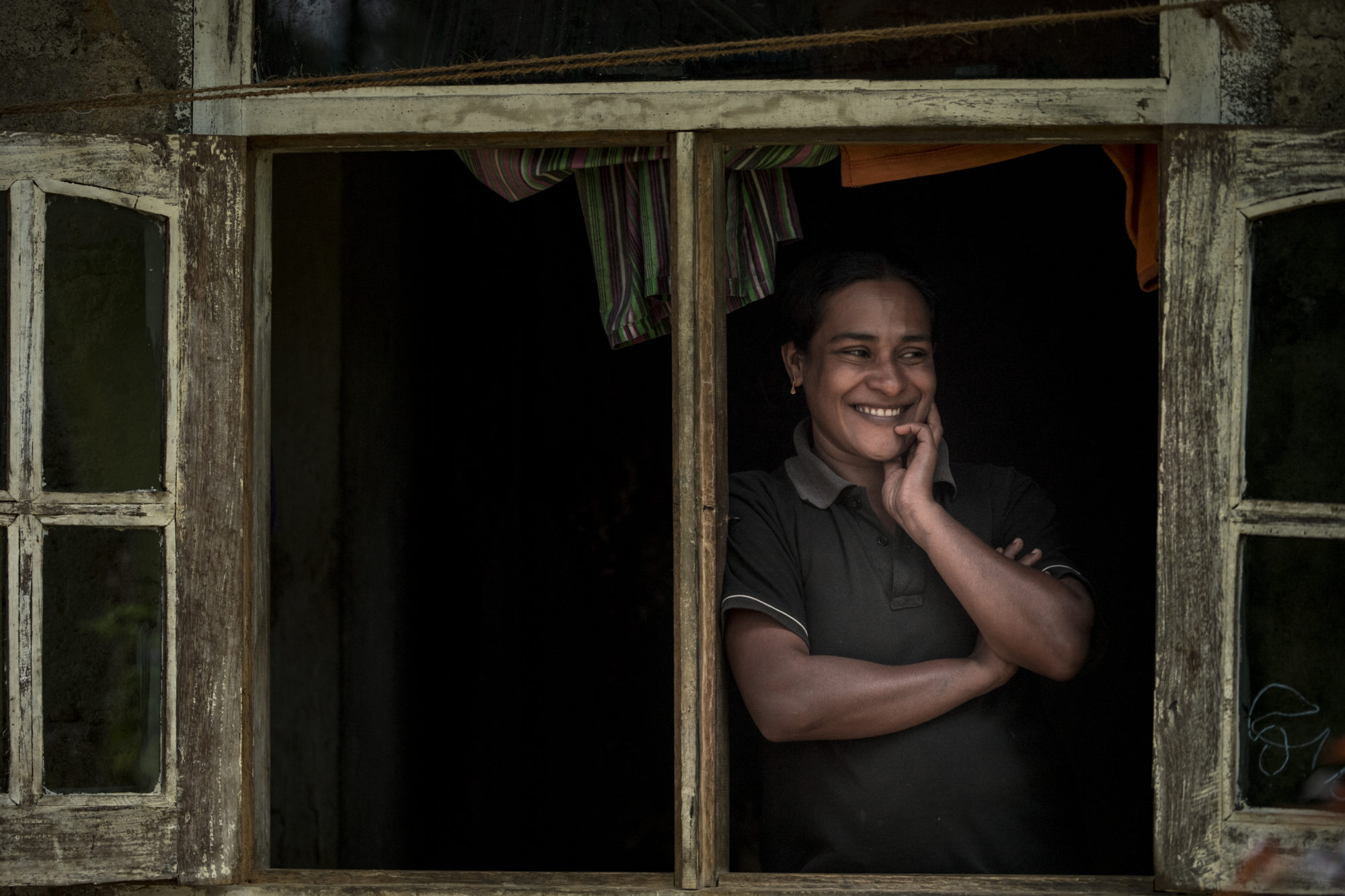 Foto di Una donna alla finestra nell’area di Nuwara