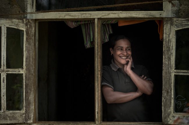 Una donna alla finestra nell'area di Nuwara