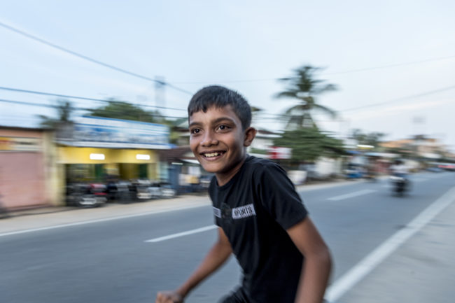 bimbo felice in bicicletta a Polonnaruwa