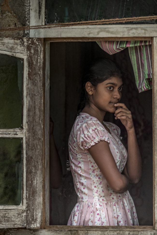 Una ragazzina nell'area di Nuwara