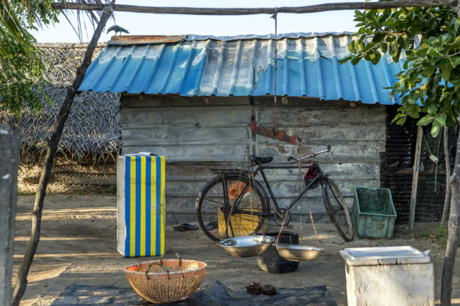 Bicicletta fuori da un'abitazione singalese
