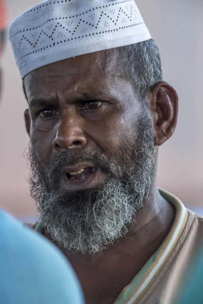 Un uomo al mercato del pesce di Passekudah Bay