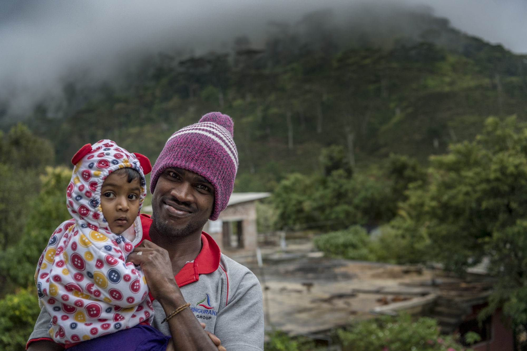 Foto di Un padre e di sua figlia Foresta nell’area di Kandy