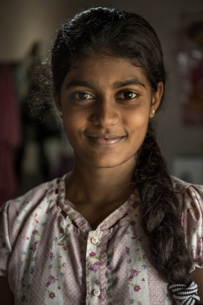 Una giovane donna cingalese