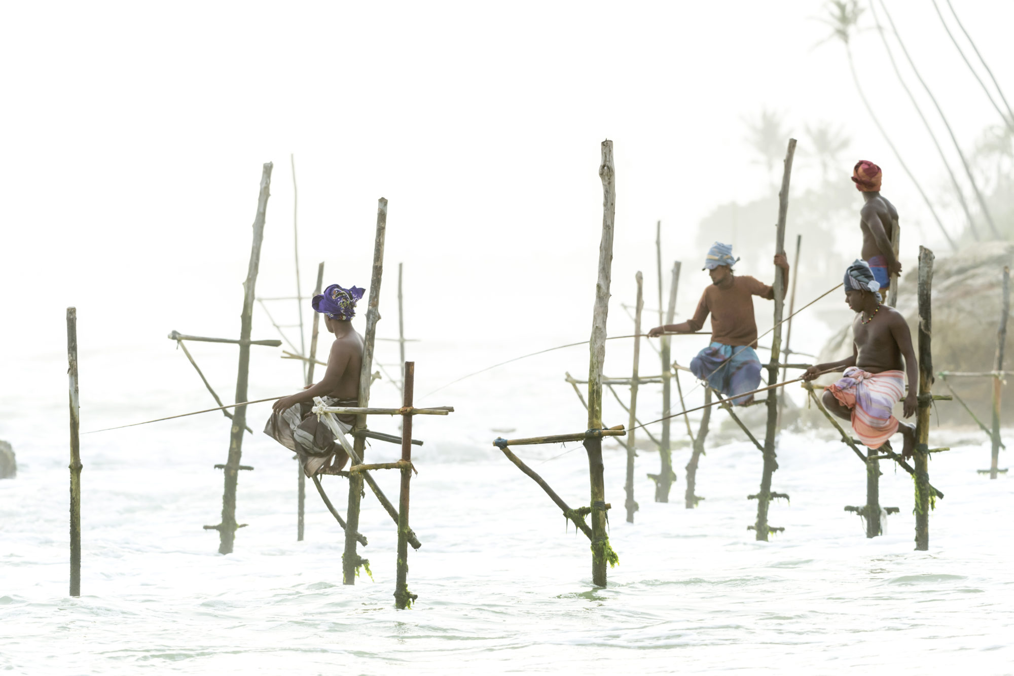 Foto di pescatori di Weligama all’alba