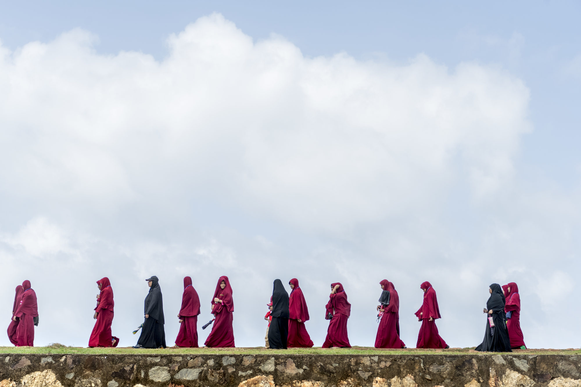 Foto di studentesse di una scuola islamica sulle mura di Galle