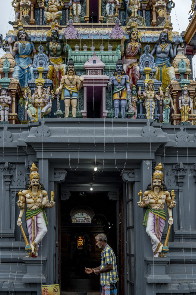 Un uomo sulla porta di un tempio induista