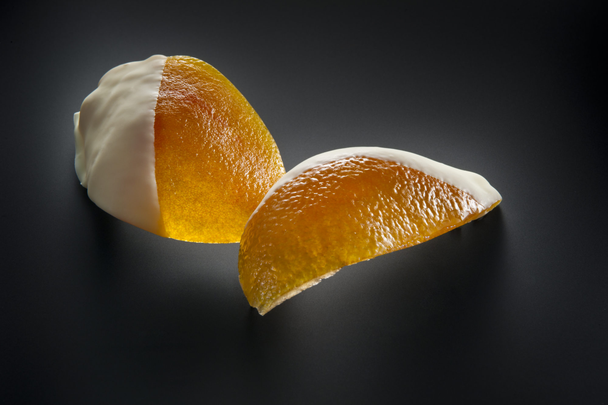 Foto di Still Life di scorza d’arancia ricoperta di cioccolato bianco su