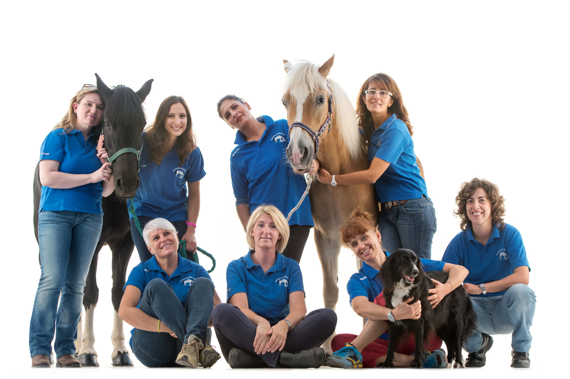Foto di Gruppo di volontari con cani e cavalli