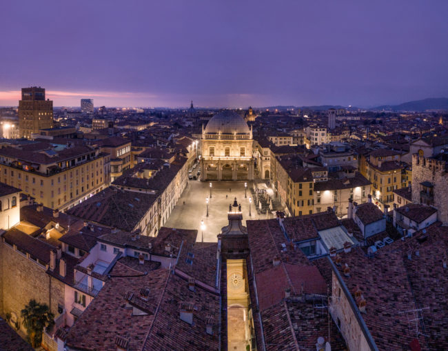 Veduta aerea nottura di Piazza della Loggia a Brescia