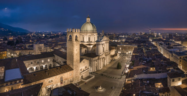 Veduta aerea notturna di Piazza del Duomo a Brescia